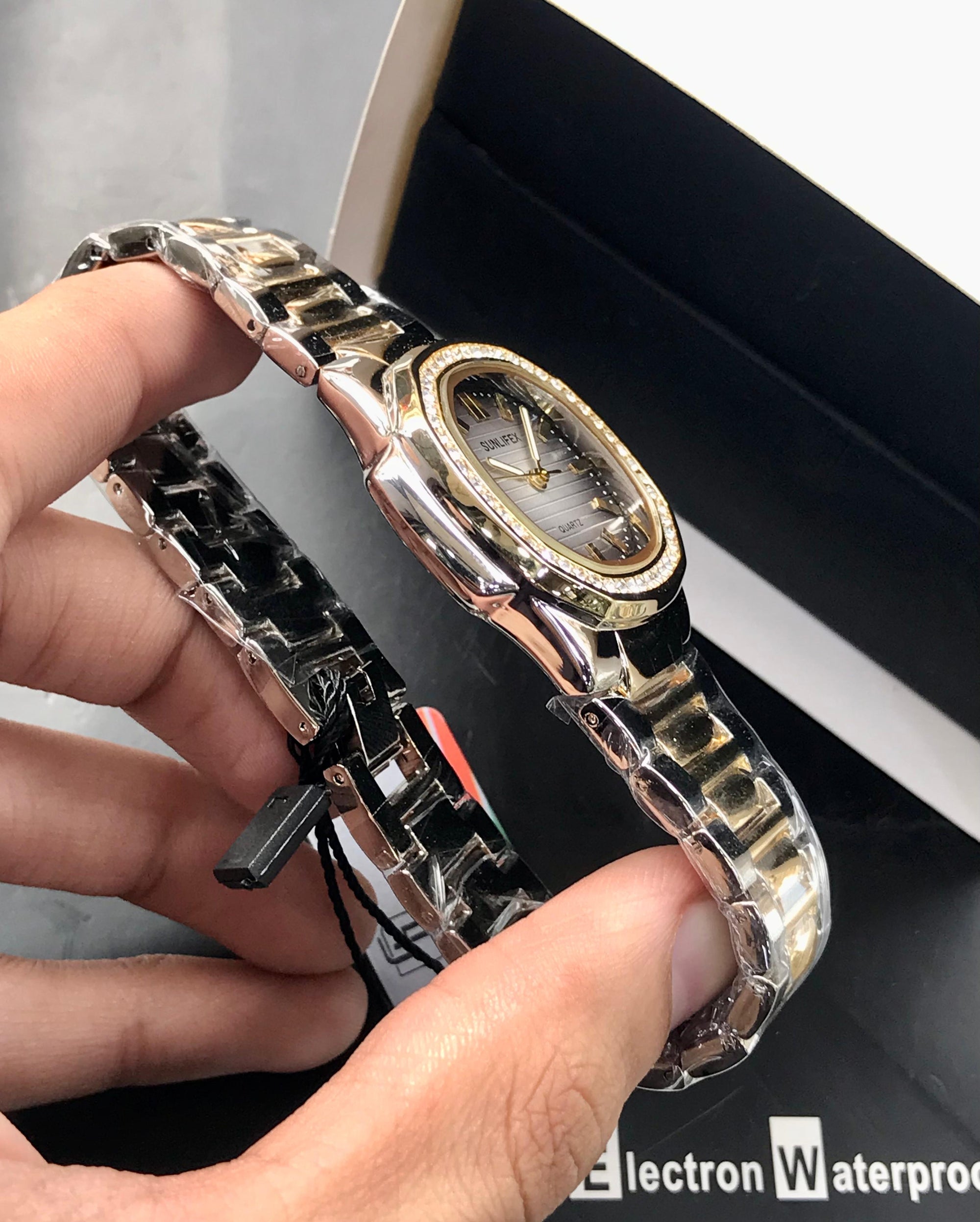 SUNLIFEX Signature Women’s Watch Gold & Silver Chain